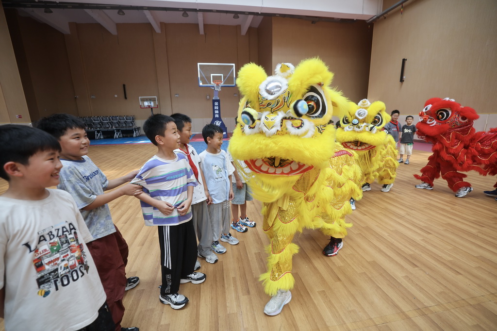 6月13日，織裡鎮吳興實驗小學學生在專業老師的指導下練習舞獅。