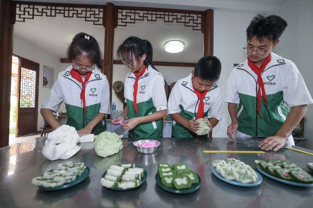 6月13日，在織裡鎮軋村小學的花糕傳承技藝課程中，學生們制作傳統花糕。