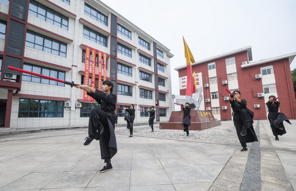 6月13日，織裡鎮軋村中學的武術兵道社團的學生在練習武術兵道。