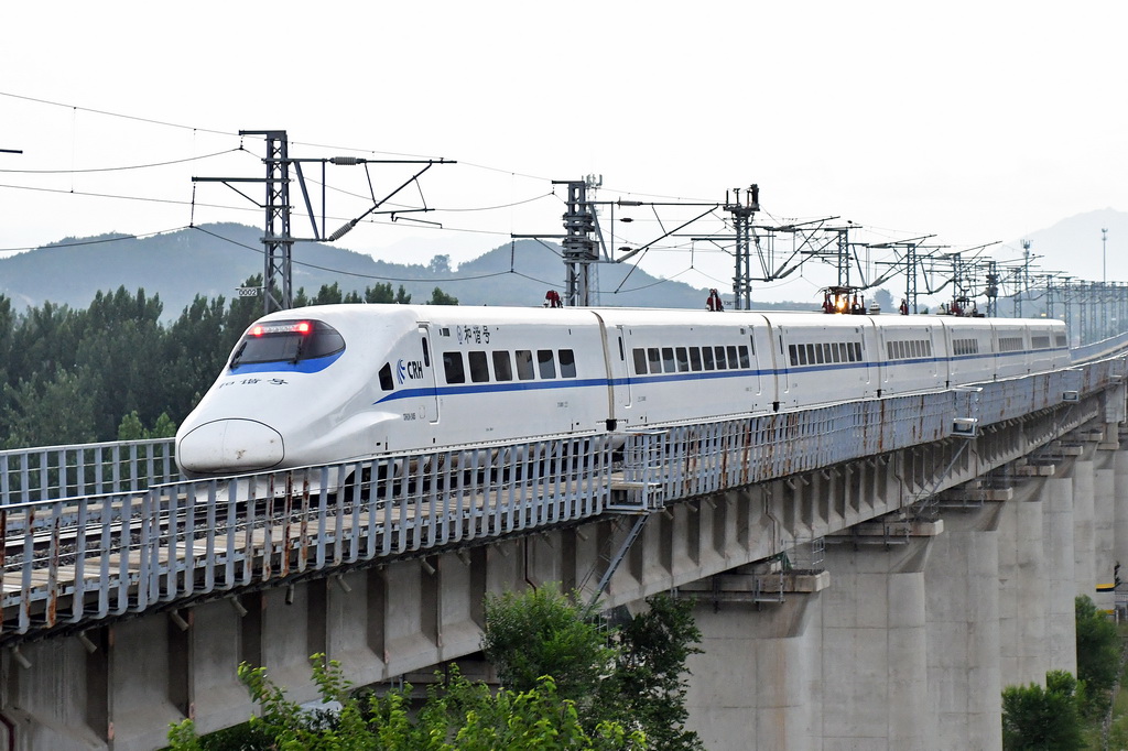 6月14日，一列動車組列車在山東省煙台市境內行駛。新華社發（孫文潭 攝）