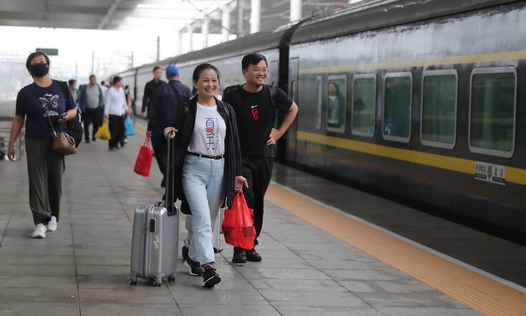 6月14日，旅客在河北秦皇島火車站准備乘坐火車。新華社發（曹建雄 攝）