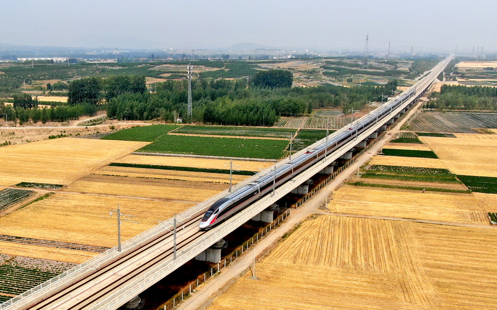 6月14日，動車組列車在山東省臨沂市平邑縣境內行駛（無人機照片）。新華社發（武紀全 攝）
