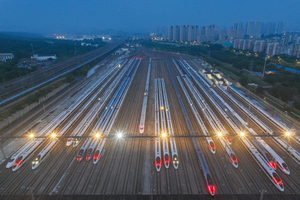 6月14日，動車停靠在南京動車段南京南動車運用所（無人機照片）。新華社發（方東旭 攝）