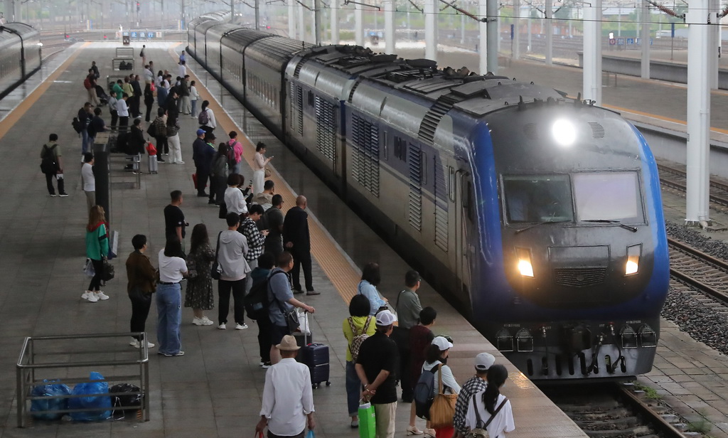6月14日，旅客在河北秦皇島火車站准備乘坐火車。新華社發（曹建雄 攝）