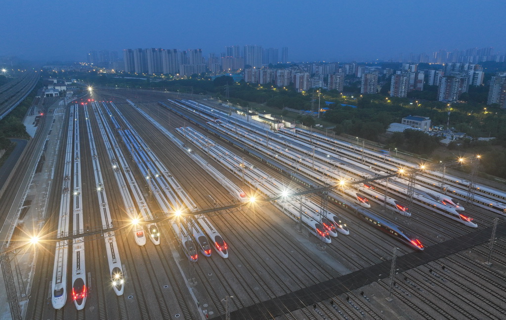 6月14日，動車停靠在南京動車段南京南動車運用所（無人機照片）。新華社發（方東旭 攝）