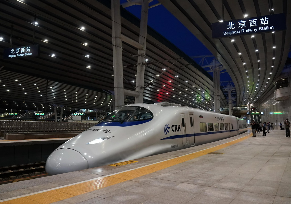 6月15日，D909次高铁动卧列车驶离北京西站，奔向香港西九龙站。新华社记者 张晨霖 摄