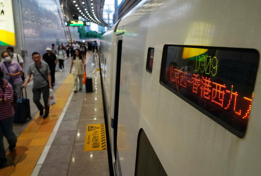 6月15日，北京西至香港西九龍D909次高鐵動臥列車停靠在北京西站。新華社記者 張晨霖 攝