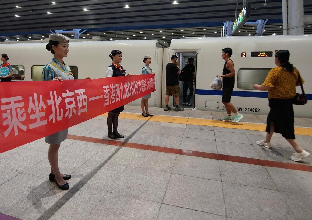 6月15日，乘客在北京西站乘坐北京西至香港西九龍D909次高鐵動臥列車出行。新華社記者 張晨霖 攝