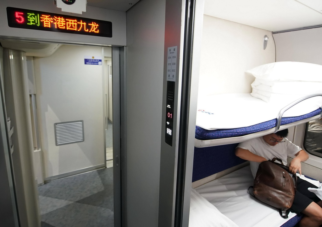 6月15日，乘客在北京西站乘坐北京西至香港西九龍D909次高鐵動臥列車出行。新華社記者 張晨霖 攝