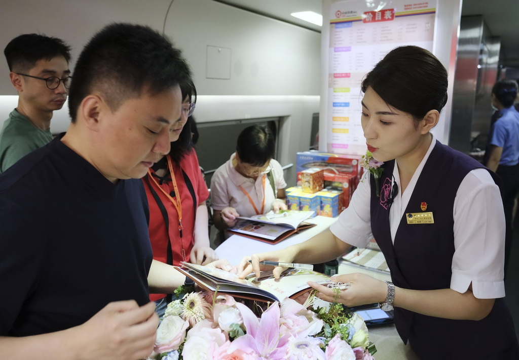 6月15日，旅客在香港西九龍至北京西D910次高鐵動臥列車餐車上點餐。新華社記者 王申 攝