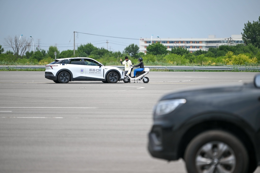 6月14日，測試人員對一款智能網聯汽車轉彎規避非機動車主動安全測試進行極限狀態測量。