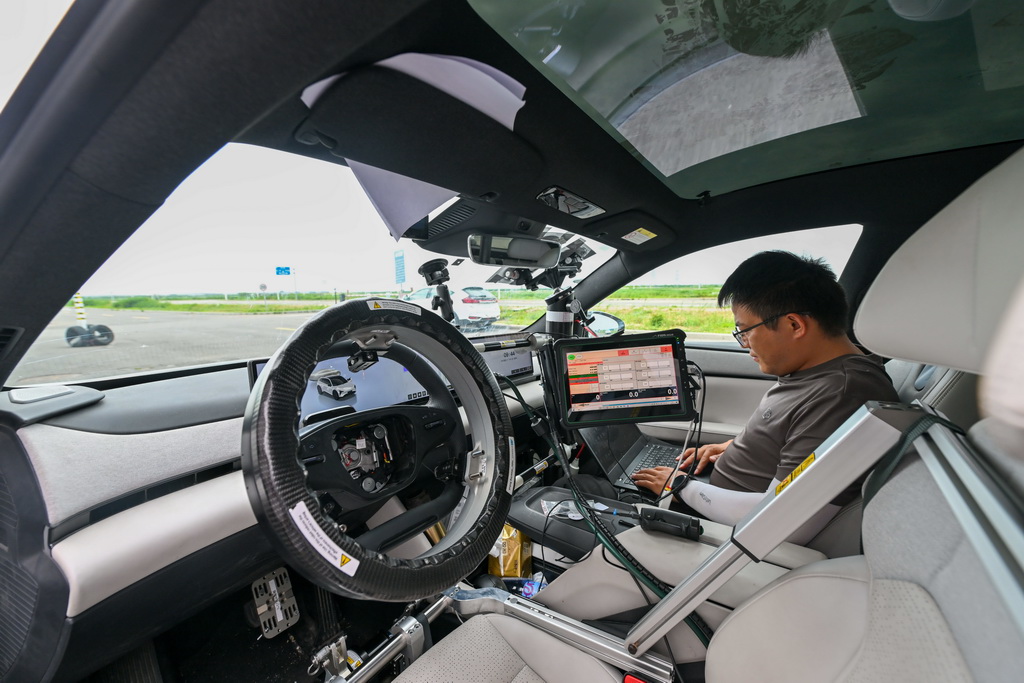 6月14日，在天津（西青）國家級車聯網先導區封閉測試場，測試人員准備對一款智能網聯汽車進行自動駕駛安全功能測試。