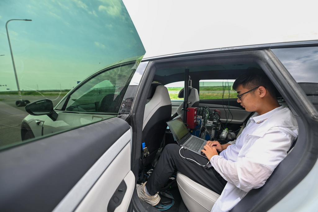 6月14日，在天津（西青）國家級車聯網先導區封閉測試場，測試人員准備對一款智能網聯汽車進行自動駕駛主動安全功能測試。