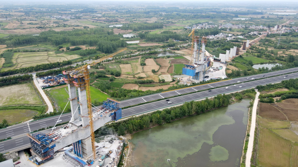 这是新建沪宁合高铁跨沪陕高速公路特大桥主桥塔柱封顶施工现场（6月18日摄，无人机照片）。