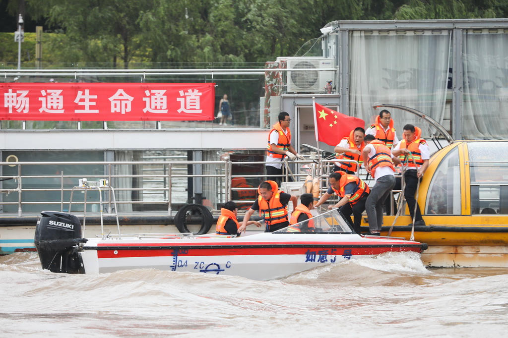 6月20日，救援人员在黄河兰州段盐场堡码头水域开展应急搜救综合演练。
