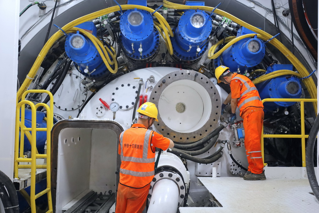  On June 20, operators maintained the main drive of the shield machine.