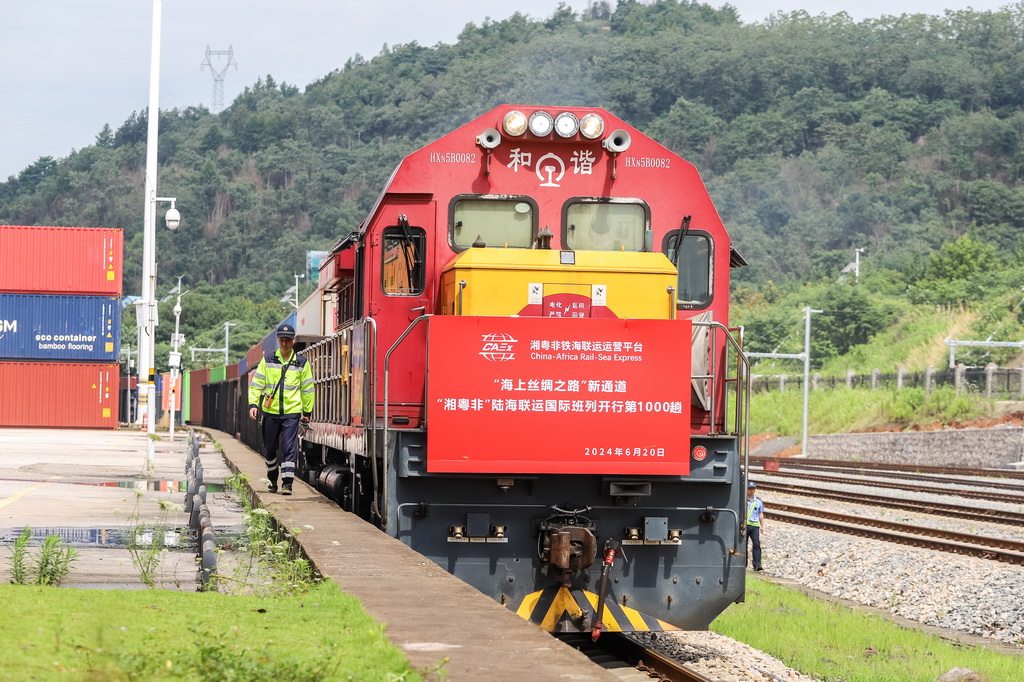  On June 20, the 1000th "Hunan Guangdong Africa" land sea intermodal international train was ready to depart from CRRC Zhuzhou Logistics Park.