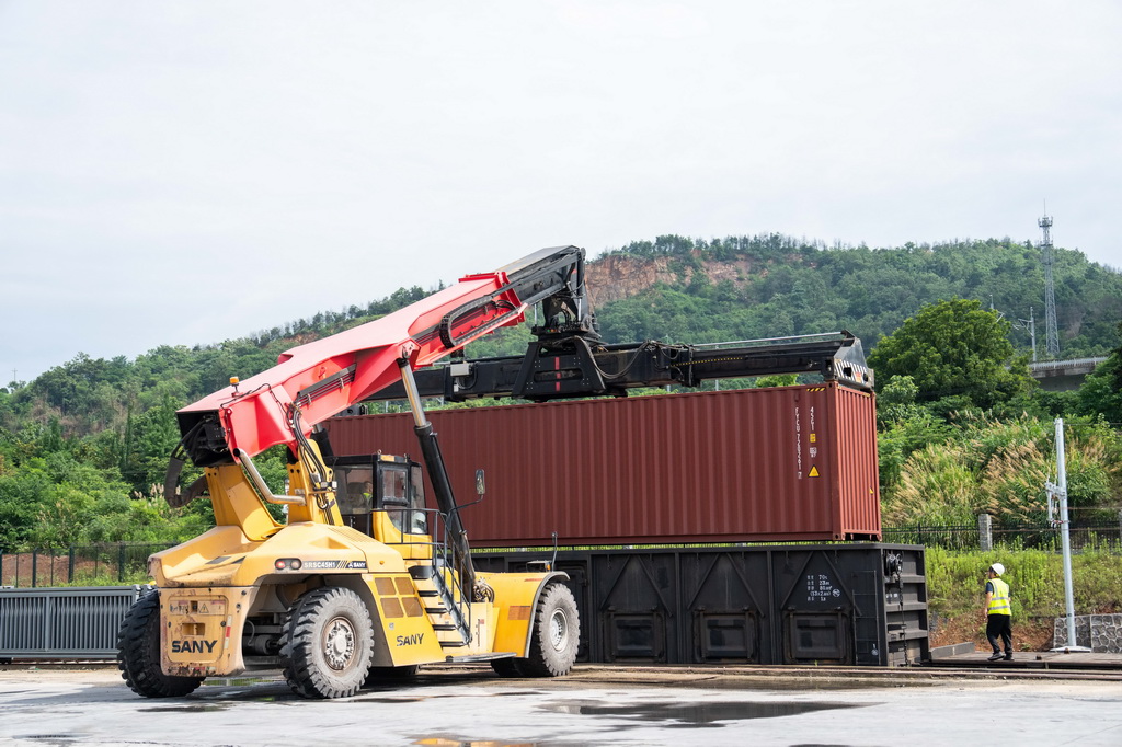 6��20�գ��������г�����԰��������Ա���м�װ��װ����ҵ��