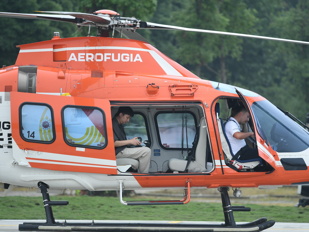  On June 20, at the takeoff and landing point of Qingcheng Mountain, Dujiangyan City, Chengdu, the flight crew and passengers made preparations before takeoff.