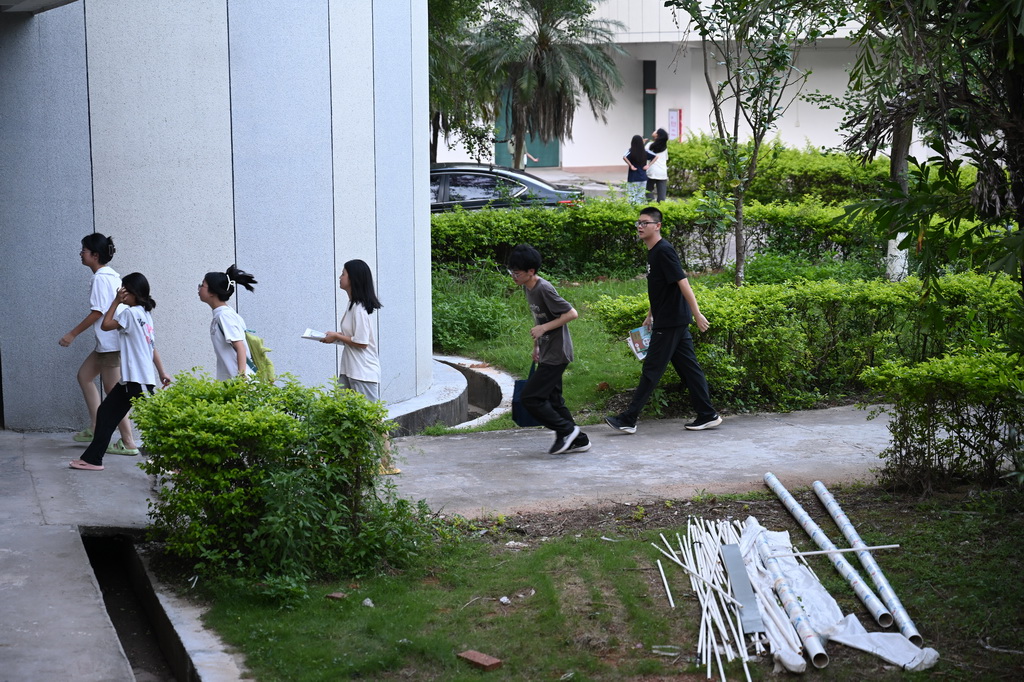 6月20日，在武平一中，武平縣鄉鎮中考考生前往教室自習。