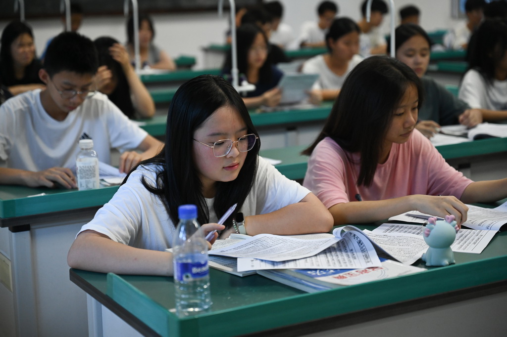  On June 20, in Wuping No. 1 Middle School, candidates for the secondary school entrance examination in the villages and towns of Wuping County studied by themselves in the classroom.