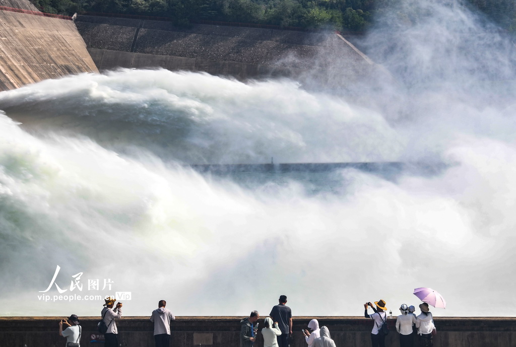 6月22日，游客在黃河小浪底水利樞紐出水口賞景。