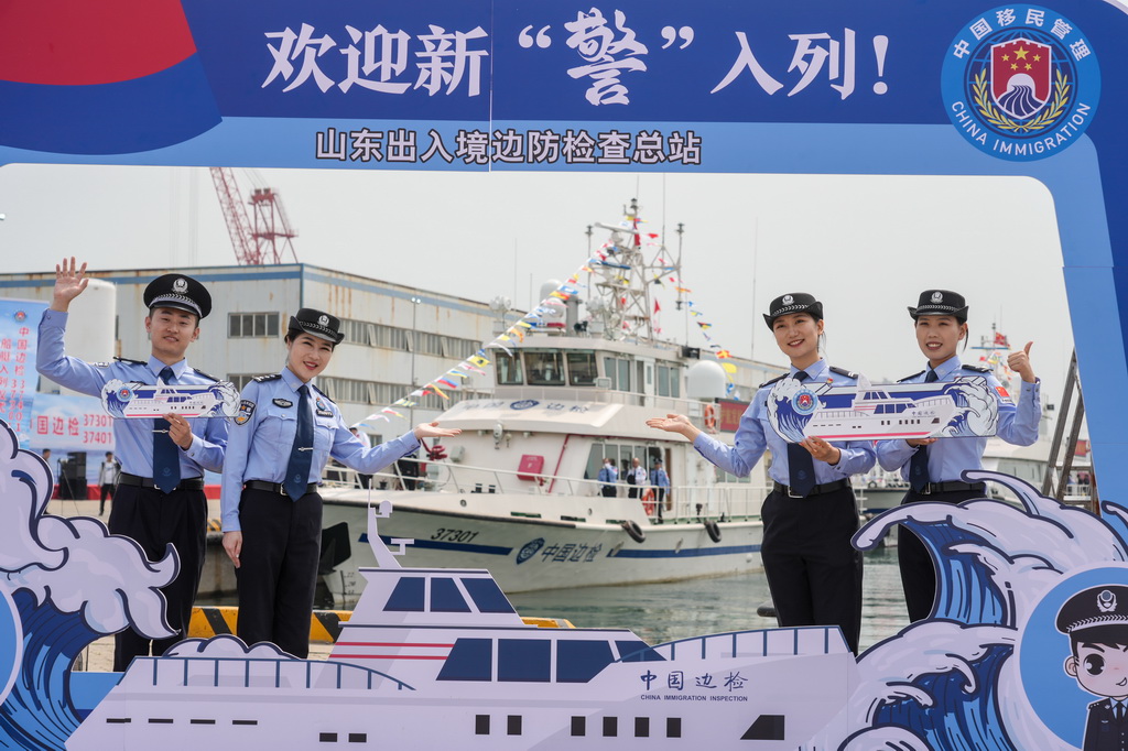 6月23日，煙台邊檢站民警歡迎新型邊檢執法公務船列編。