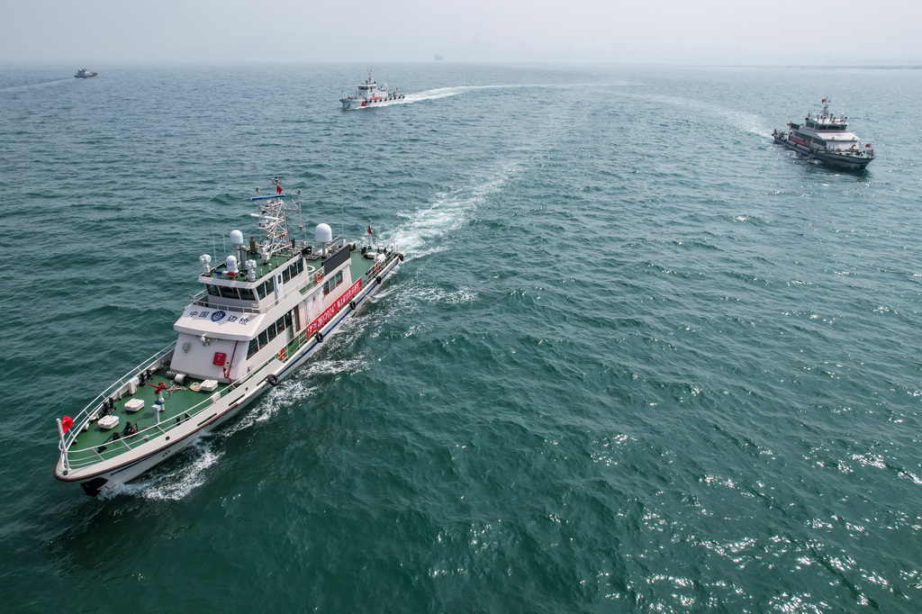 6月23日，新列編的邊檢執法公務船在進行海上演練（無人機照片）。