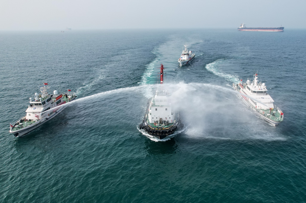  6月23日，新列編的邊檢執法公務船在進行海上演練（無人機照片）。