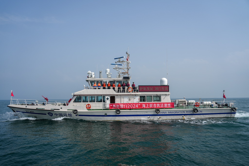 6月23日，新列編的邊檢執法公務船在進行海上演練。