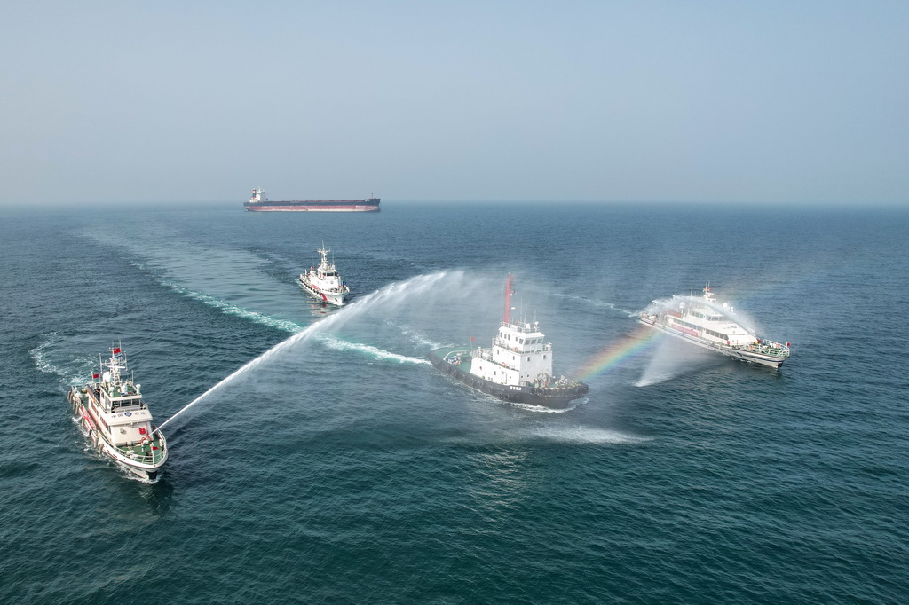 6月23日，新列編的邊檢執法公務船在進行海上演練（無人機照片）。