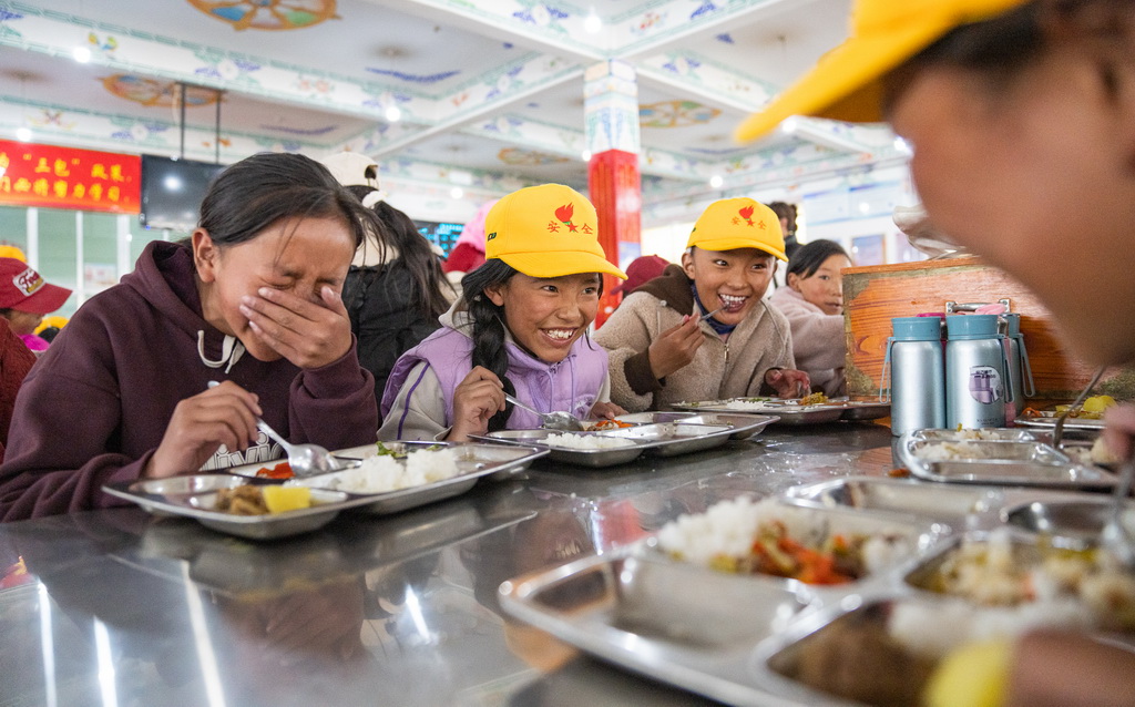 班戈縣中石化小學的學生在食堂用餐（6月22日攝）。