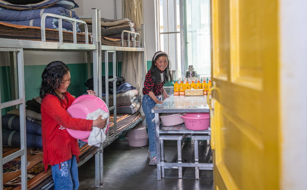 班戈縣中石化小學的學生在宿舍裡打掃衛生（6月22日攝）。
