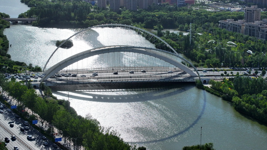 這是6月23日拍攝的位於寧夏銀川市典農河上的鳳凰橋（無人機照片）。