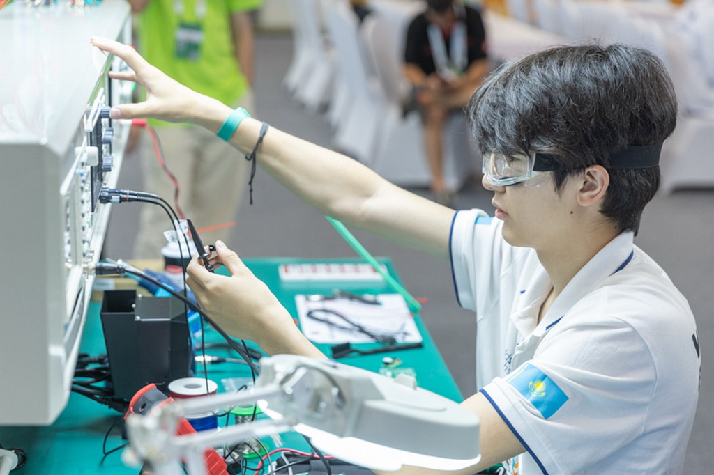 6月24日，在重慶國際博覽中心舉行的第二屆“一帶一路”國際技能大賽現場，參賽選手在參加電子技術項目比賽。新華社記者 黃偉 攝