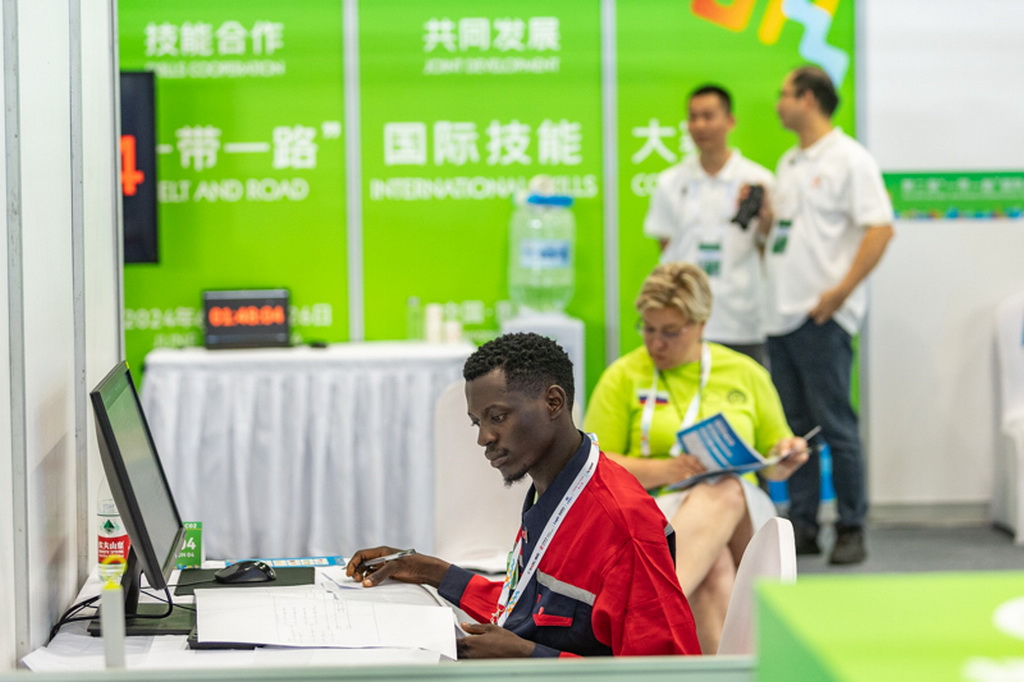 6月24日，在重慶國際博覽中心舉行的第二屆“一帶一路”國際技能大賽現場，參賽選手在參加軌道信號控制技術項目比賽。新華社記者 黃偉 攝