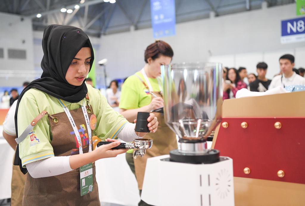 6月24日，第二屆“一帶一路”國際技能大賽咖啡制作項目選手在比賽中。新華社記者 王全超 攝