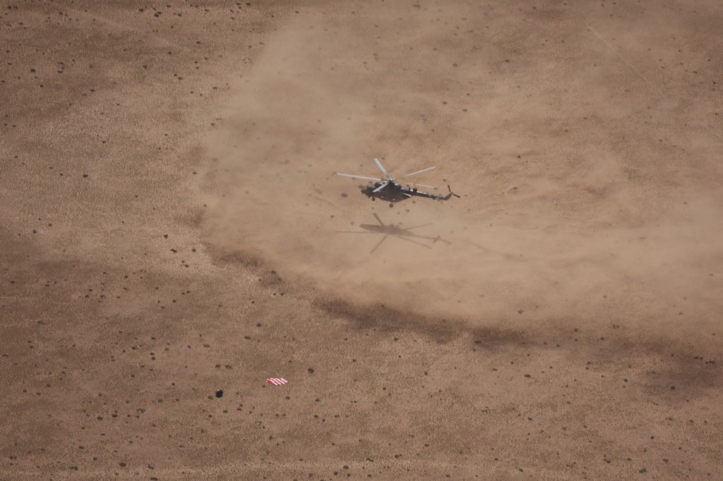6月25日拍攝的嫦娥六號返回器回收現場。新華社記者 金立旺 攝