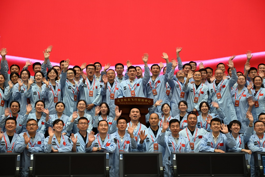 6月25日，嫦娥六號任務圓滿成功后，工作人員在北京航天飛行控制中心合影。新華社記者 金良快 攝