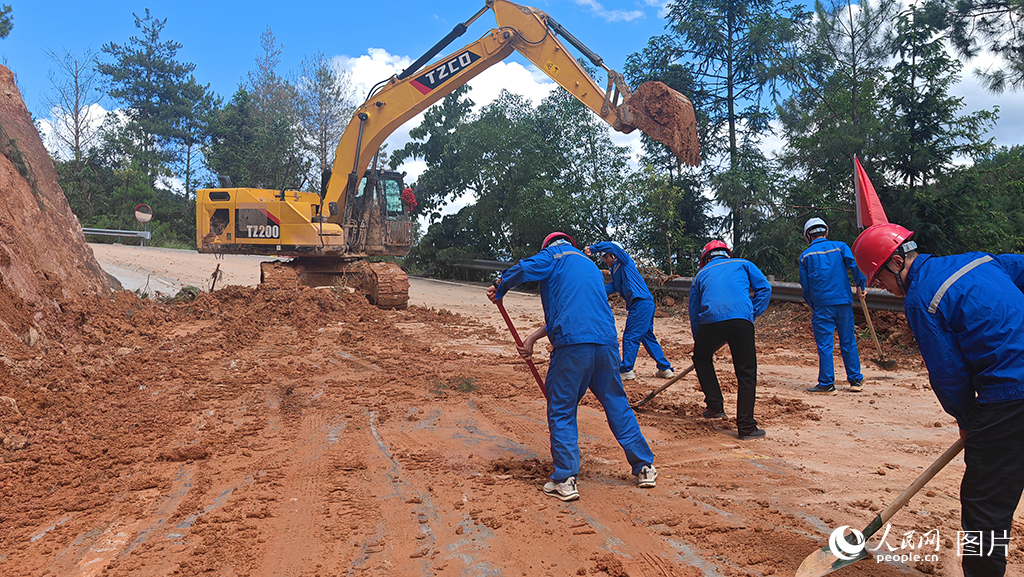 中国能建广东火电所工作人员开展道路清淤作业。