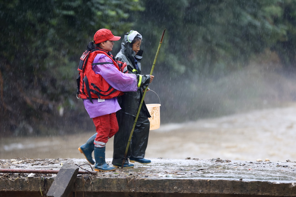 6��26�գ�ɽԽ��Ԯ�Ӷ�Ա�̺�÷�����ڻ�ɽ�����������ƽ�����������š��»��緢���������㣩