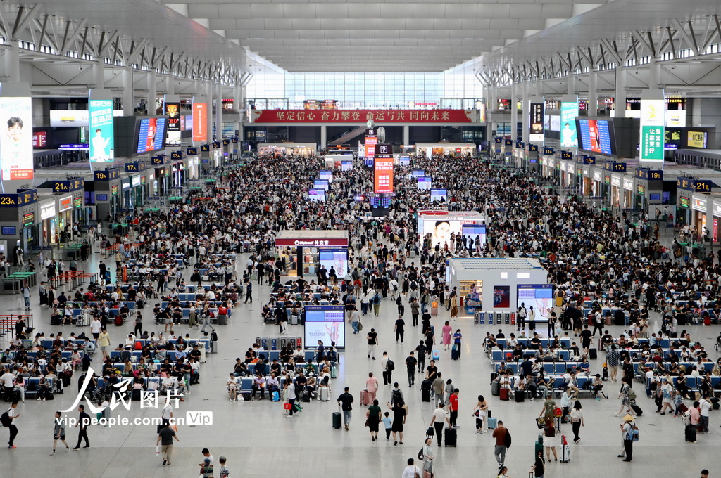 2024年6月28日，铁路上海虹桥站，旅客正在候车大厅，准备乘车出行。