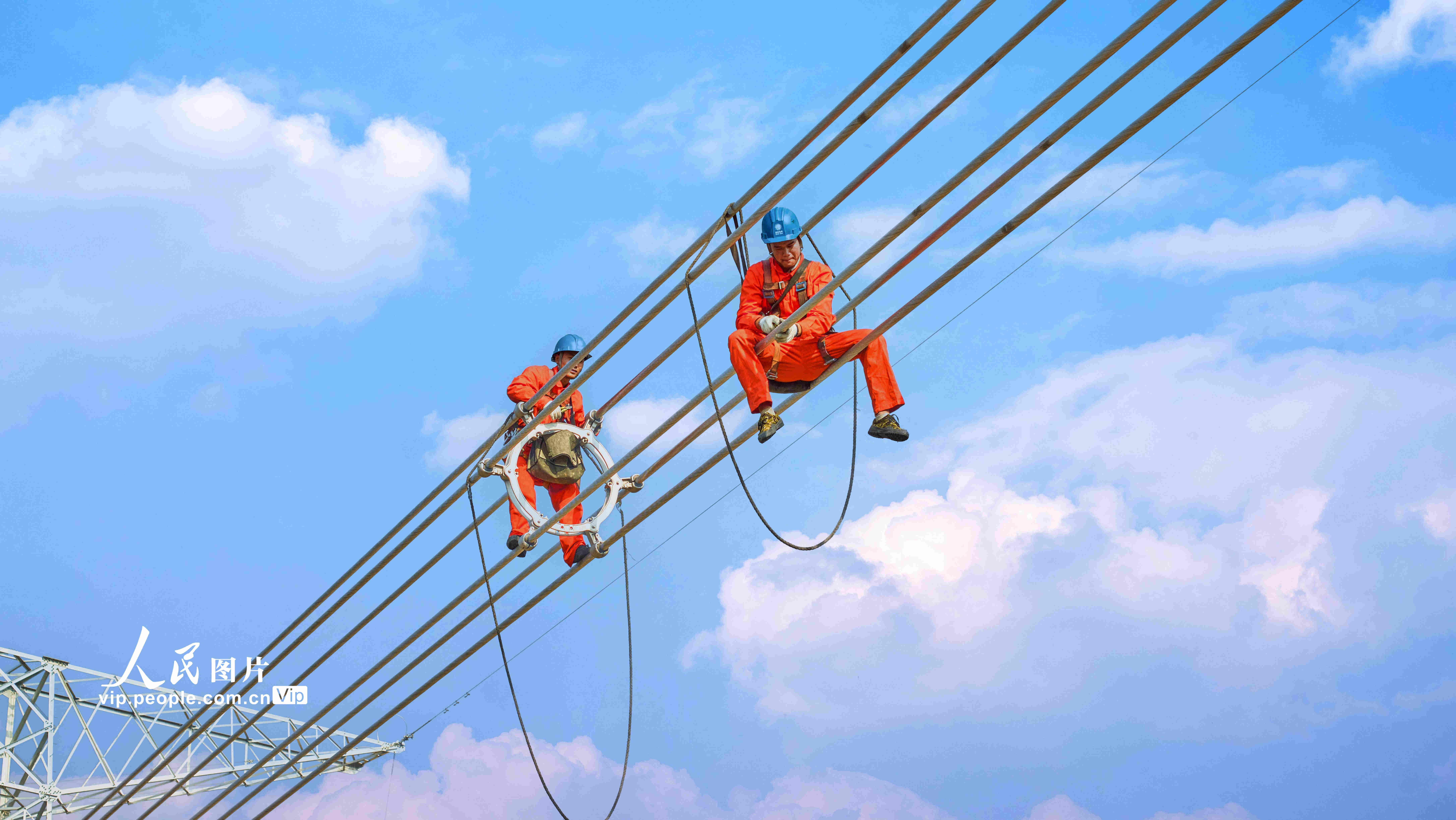 6��30�գ�ɽ��ʡ�ٷ��к鶴�أ�¤����ɽ����800ǧ���ظ�ѹֱ����繤����ҵ�ֳ��������������ڸ߿ս��и�����װ��ҵ��