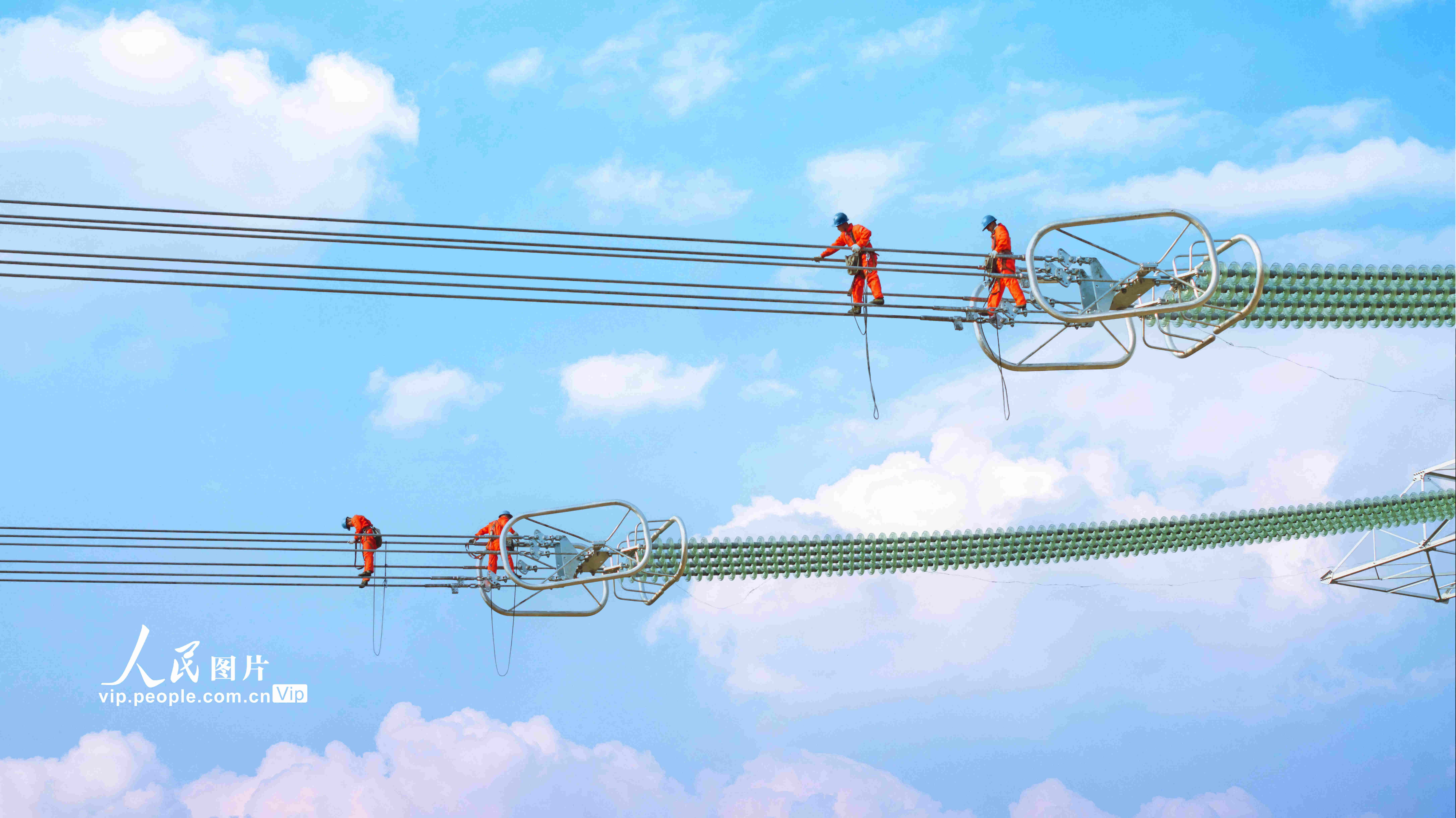 6��30�գ�ɽ��ʡ�ٷ��к鶴�أ�¤����ɽ����800ǧ���ظ�ѹֱ����繤����ҵ�ֳ��������������ڸ߿ս��и�����װ��ҵ��