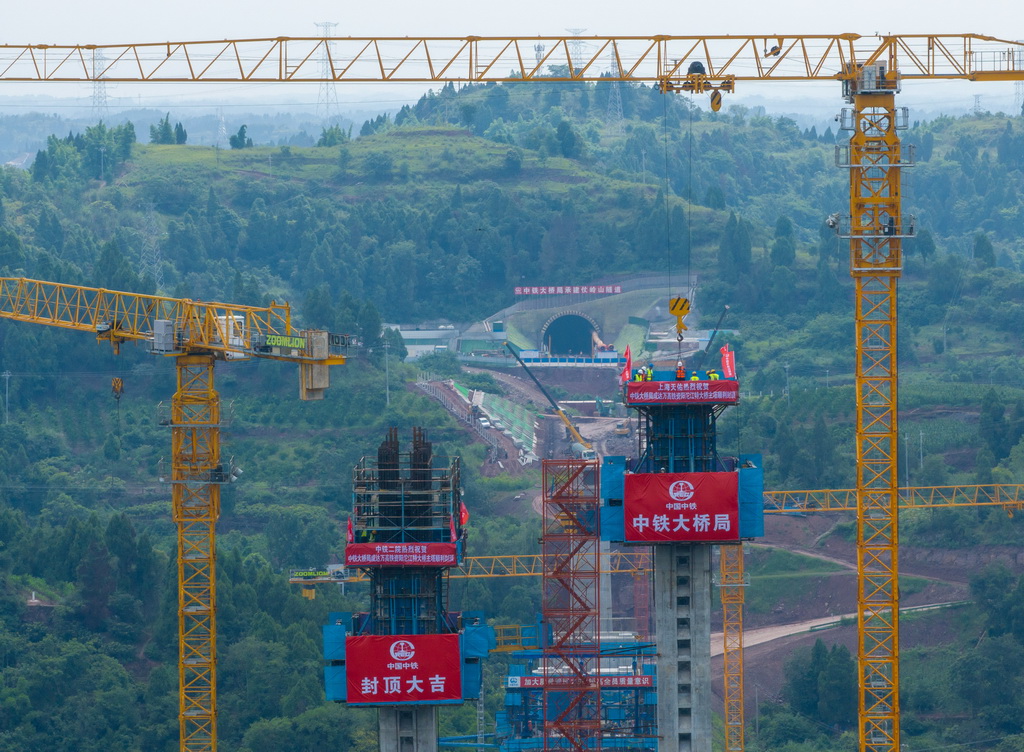 工人在給成達萬高速鐵路資陽沱江特大橋10號塔灌注混凝土（6月30日攝，無人機照片）。