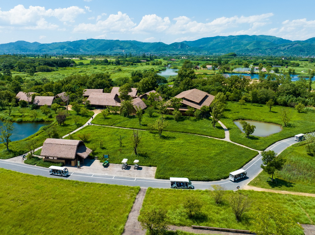 7��4�գ��������ο͵���������ʻ�ں�����侹ų���ַ��԰�ڣ����˻���Ƭ����