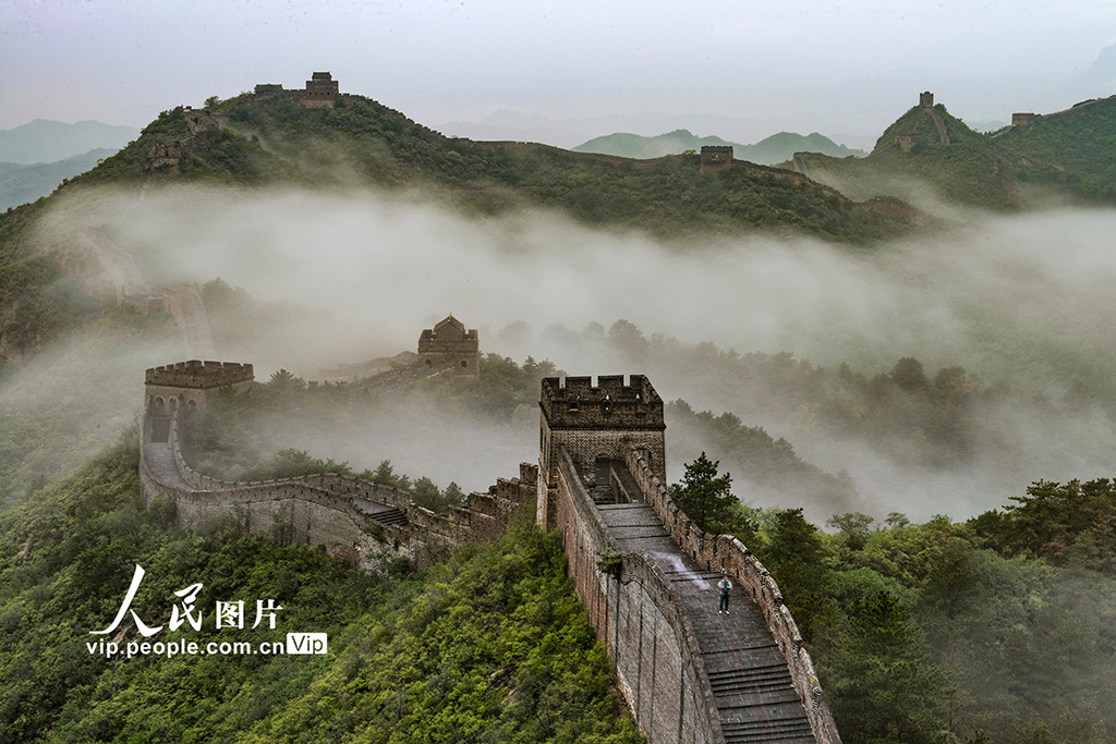 河北承德：金山嶺長城雨后現雲海景象