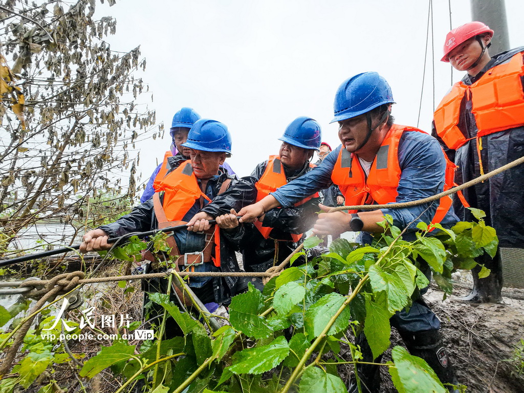 2024��7��13�գ��ڳ��������ýֵ������ף�����������֯ʩ����Ա������ҵ�ų���ѹ��·���ϣ������ܱ�����������ʩ�õ�����