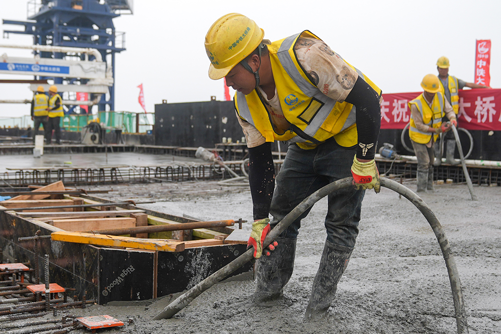 7月14日，工人在燕磯長江大橋主塔施工現場進行混凝土澆筑作業。