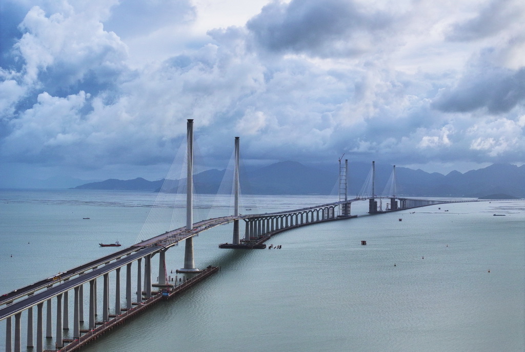 黄茅海跨海通道高栏港大桥（左）和黄茅海大桥（7月16日摄，无人机照片）。